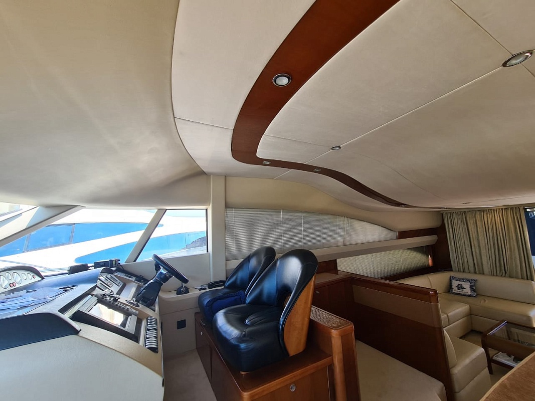 Аренда яхты PRINCESS 58 в Сочи  - капитнаский мостик